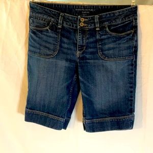 Banana Republic bermuda shorts in size 8. Five functional pockets.